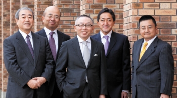 取締役 （左から）半林亨、村山徹、柳井正、新宅 正明、服部暢達