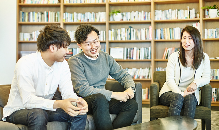 最初に配属された店舗が同じだったという千葉さん(画像左)と別所さん(画像真ん中)