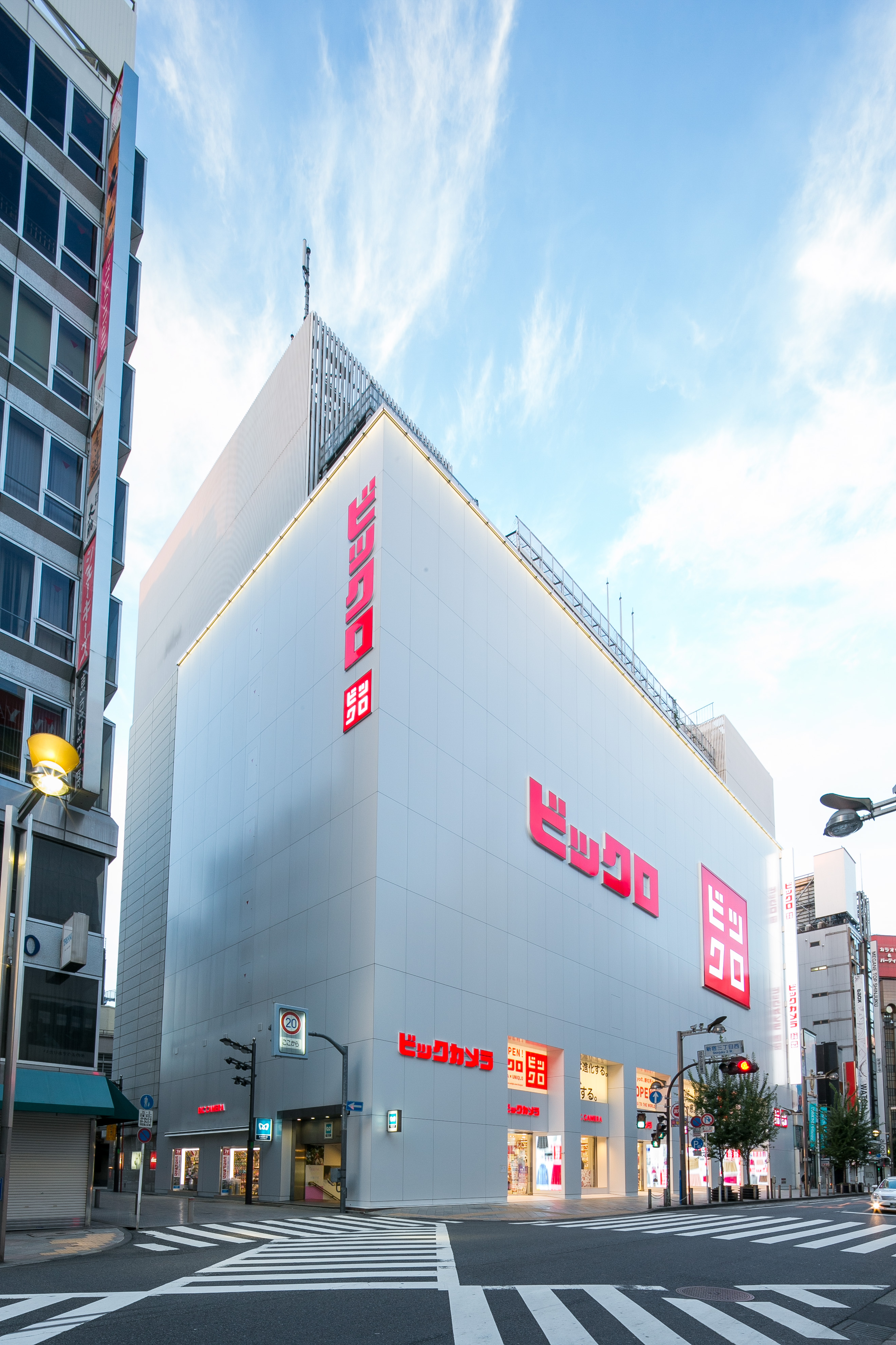 uniqlo japan hotspot global shinjuku photolibrary fastretailing eng